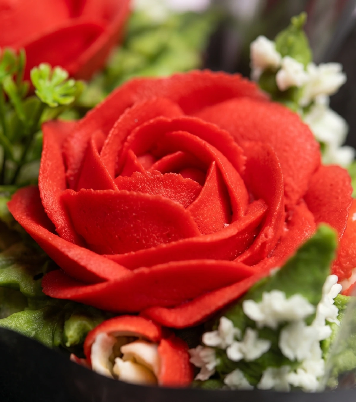3 roses cupcake bouquet — close-up detail